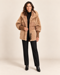 Nomi - abrigo en modelo, fondo beige minimalista