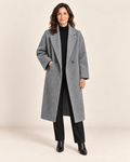 Charlotte - abrigo en modelo, fondo beige minimalista