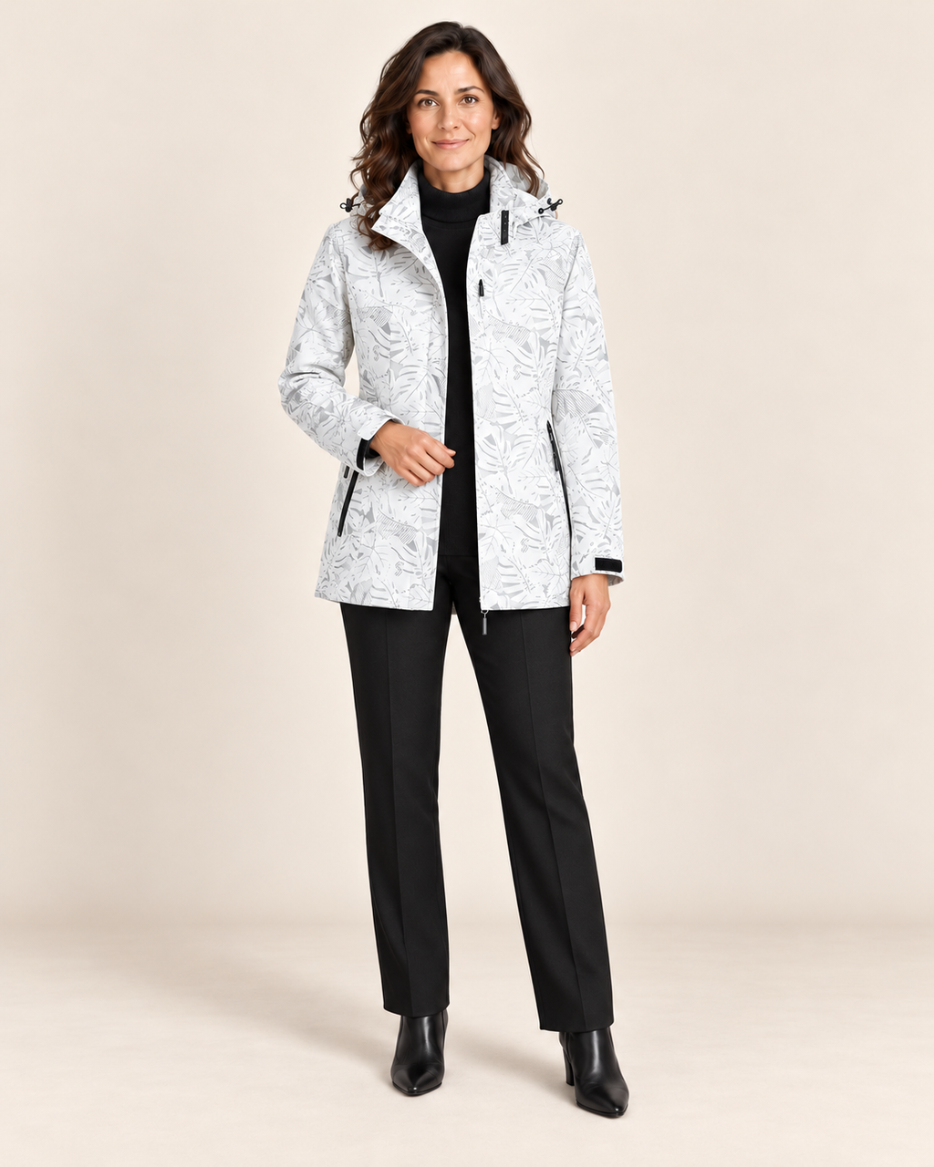 Evy - abrigo en modelo, fondo beige minimalista