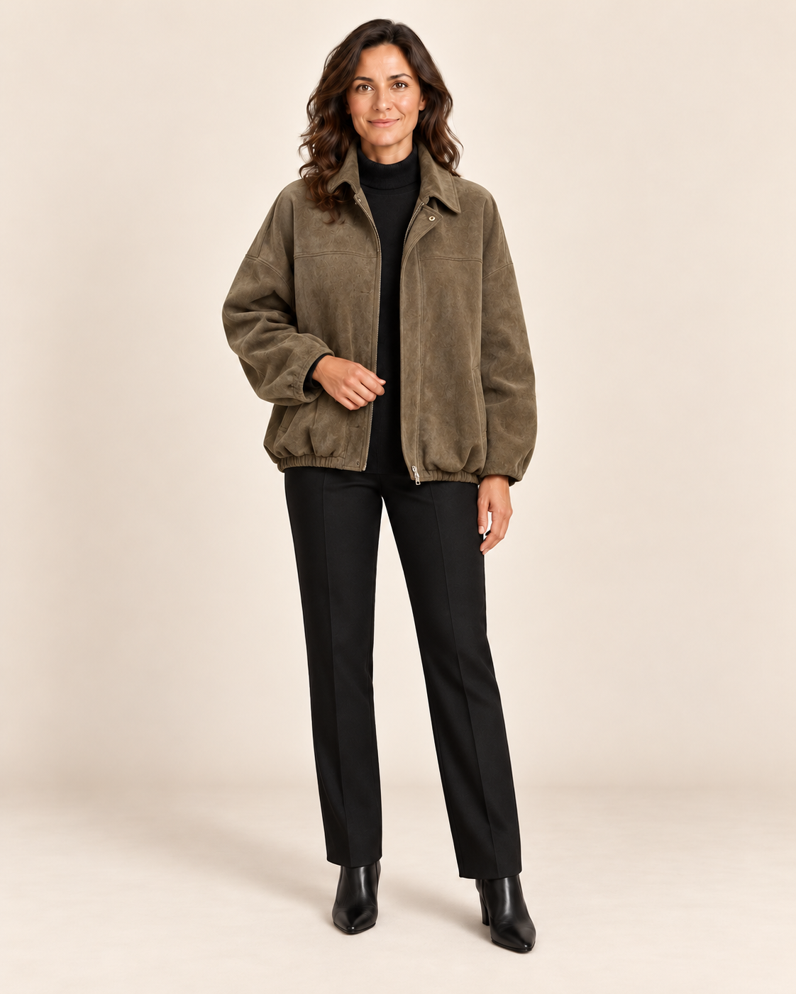 Elva - abrigo en modelo, fondo beige minimalista