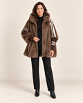 Lona - abrigo en modelo, fondo beige minimalista