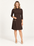 Carla Essential Elegance vestido marrón en modelo rubia sobre fondo minimalista