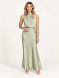 Córdoba vestido largo satinado verde salvia en modelo rubia sobre fondo minimalista