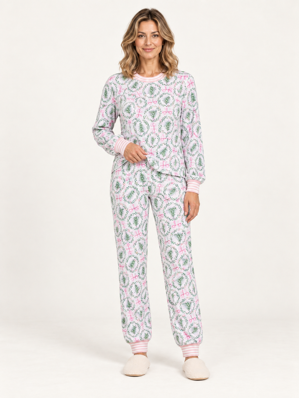 Cristal conjunto de pijama navideño en modelo rubia sobre fondo minimalista