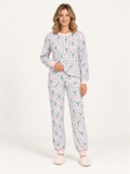 Cristal conjunto de pijama navideño en modelo rubia sobre fondo minimalista