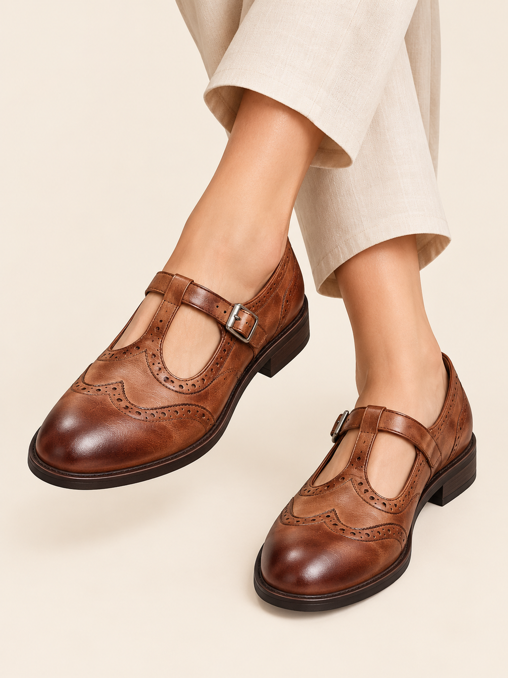 Elena zapatos elegantes y cómodos - marrón en modelo sobre fondo beige
