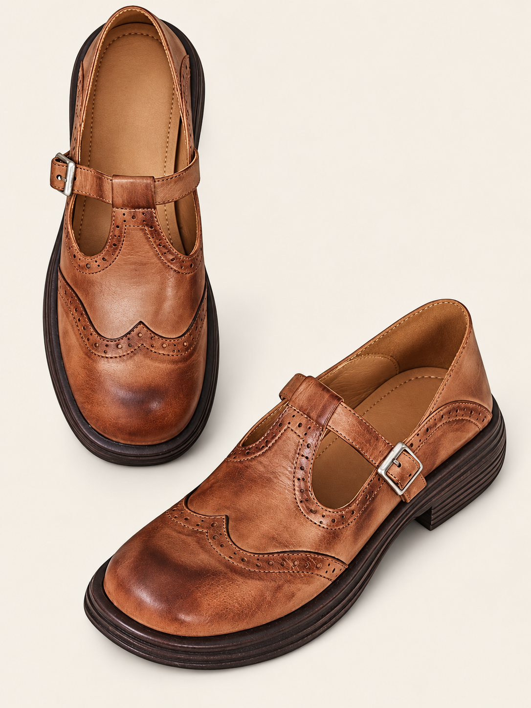 Elena zapatos elegantes y cómodos - marrón vista tres cuartos sobre fondo beige