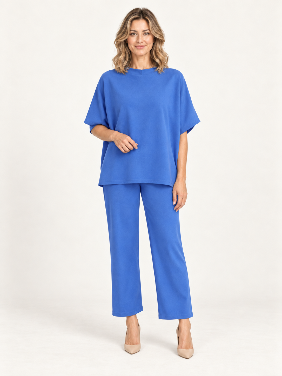 Ella | Conjunto azul con modelo rubia - Ana Ruiz