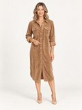 Estela vestido midi camel de pana en modelo rubia sobre fondo minimalista