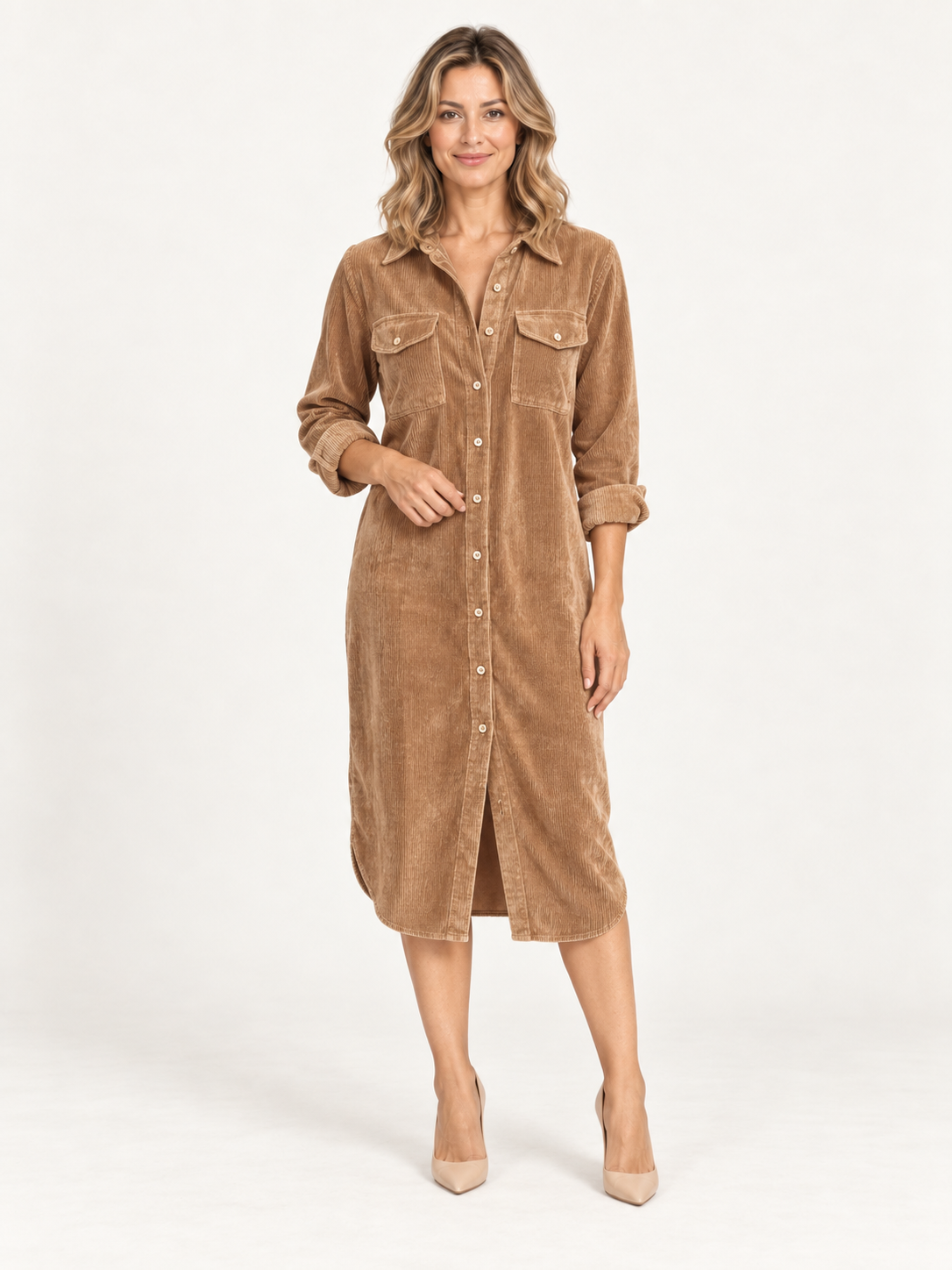 Estela vestido midi camel de pana en modelo rubia sobre fondo minimalista