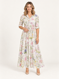 Eveline vestido elegante floral en modelo rubia sobre fondo minimalista
