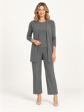 Gina conjunto gris elegante de tres piezas en modelo rubia sobre fondo minimalista