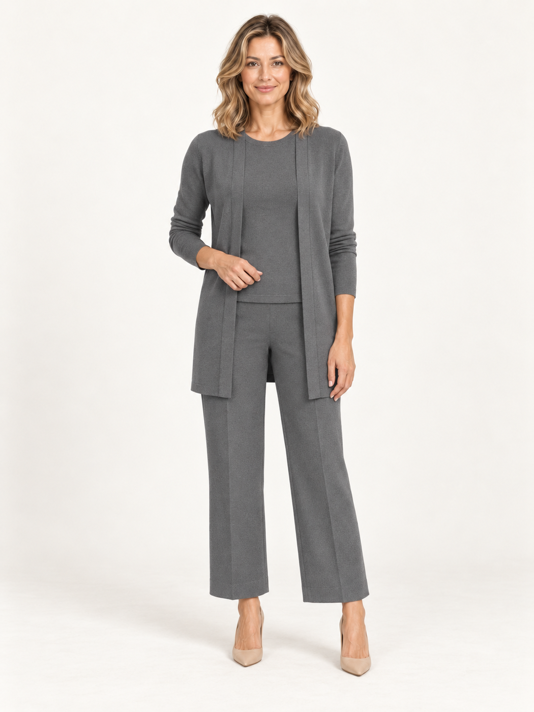 Gina conjunto gris elegante de tres piezas en modelo rubia sobre fondo minimalista
