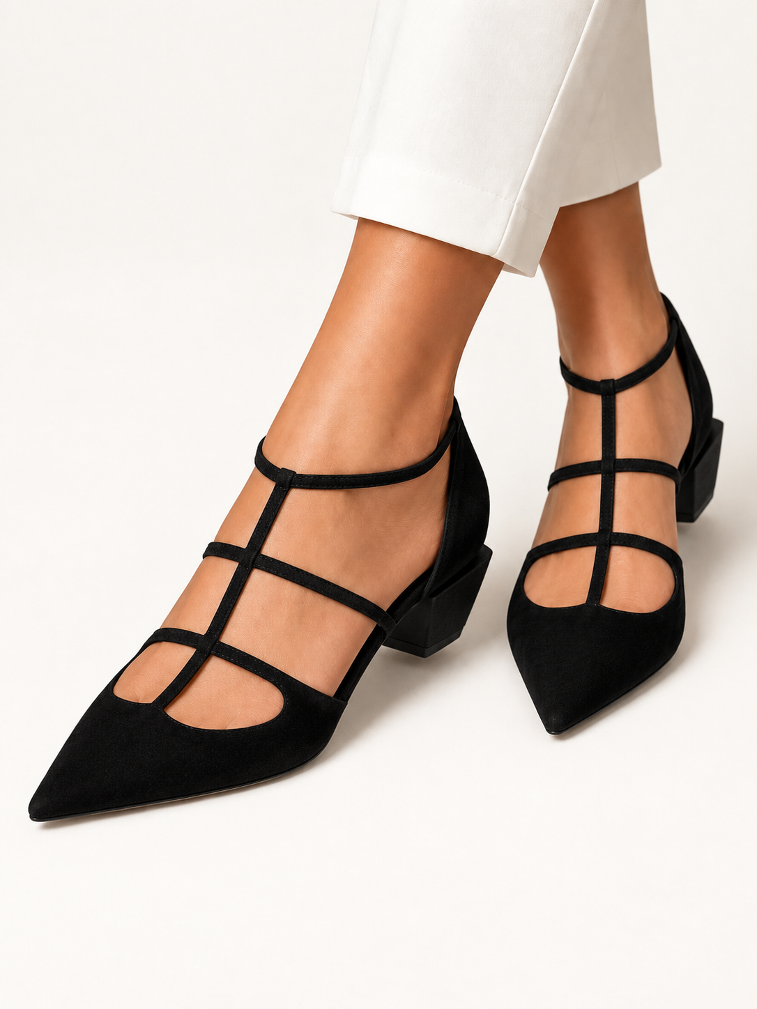 Gina tacones negros elegantes de punta sobre fondo minimalista