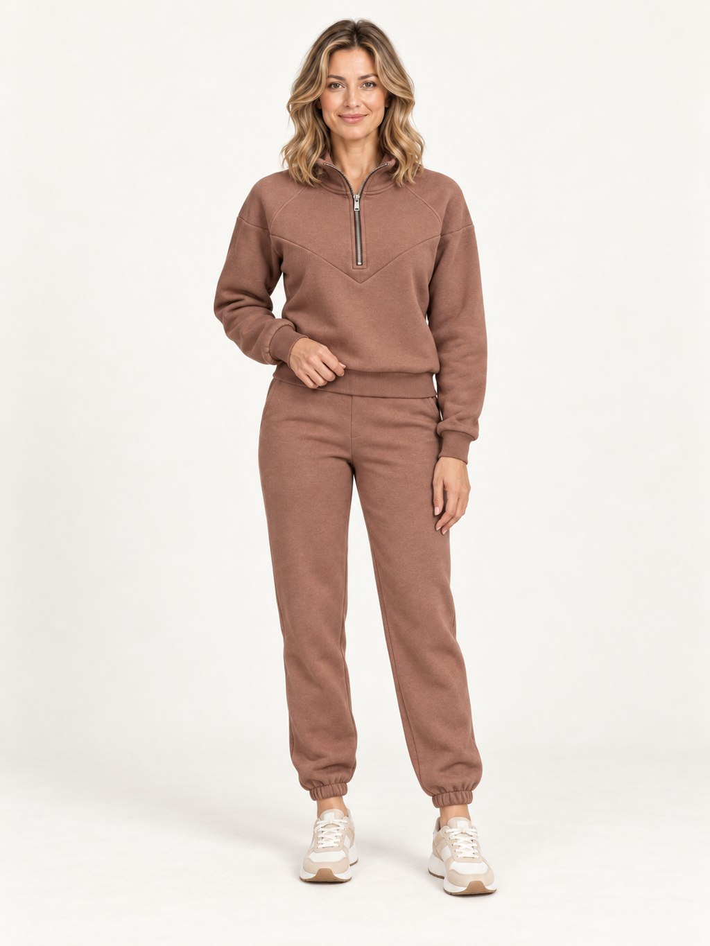 Inés conjunto marrón de suéter y pantalones en modelo rubia sobre fondo minimalista