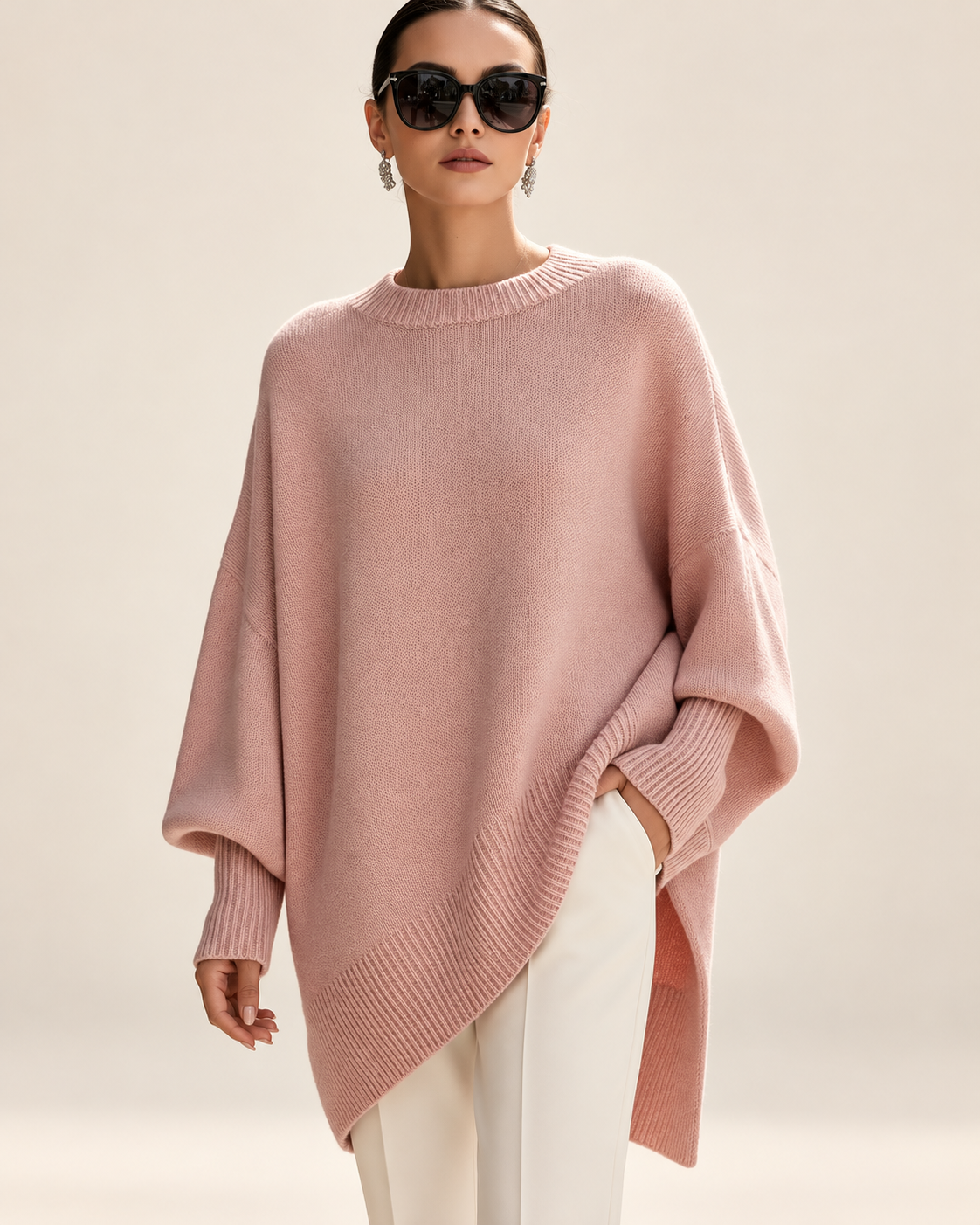 Jennifer jersey oversize rosa con drapeado en fondo beige minimalista