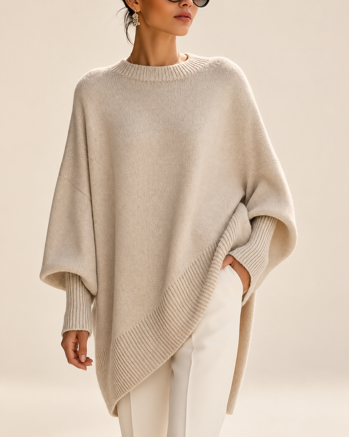 Jennifer jersey oversize beige con drapeado en fondo beige minimalista