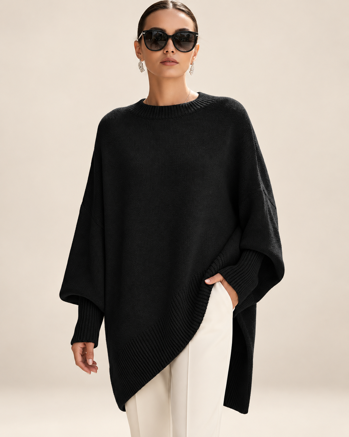Jennifer jersey oversize negro con drapeado en fondo beige minimalista