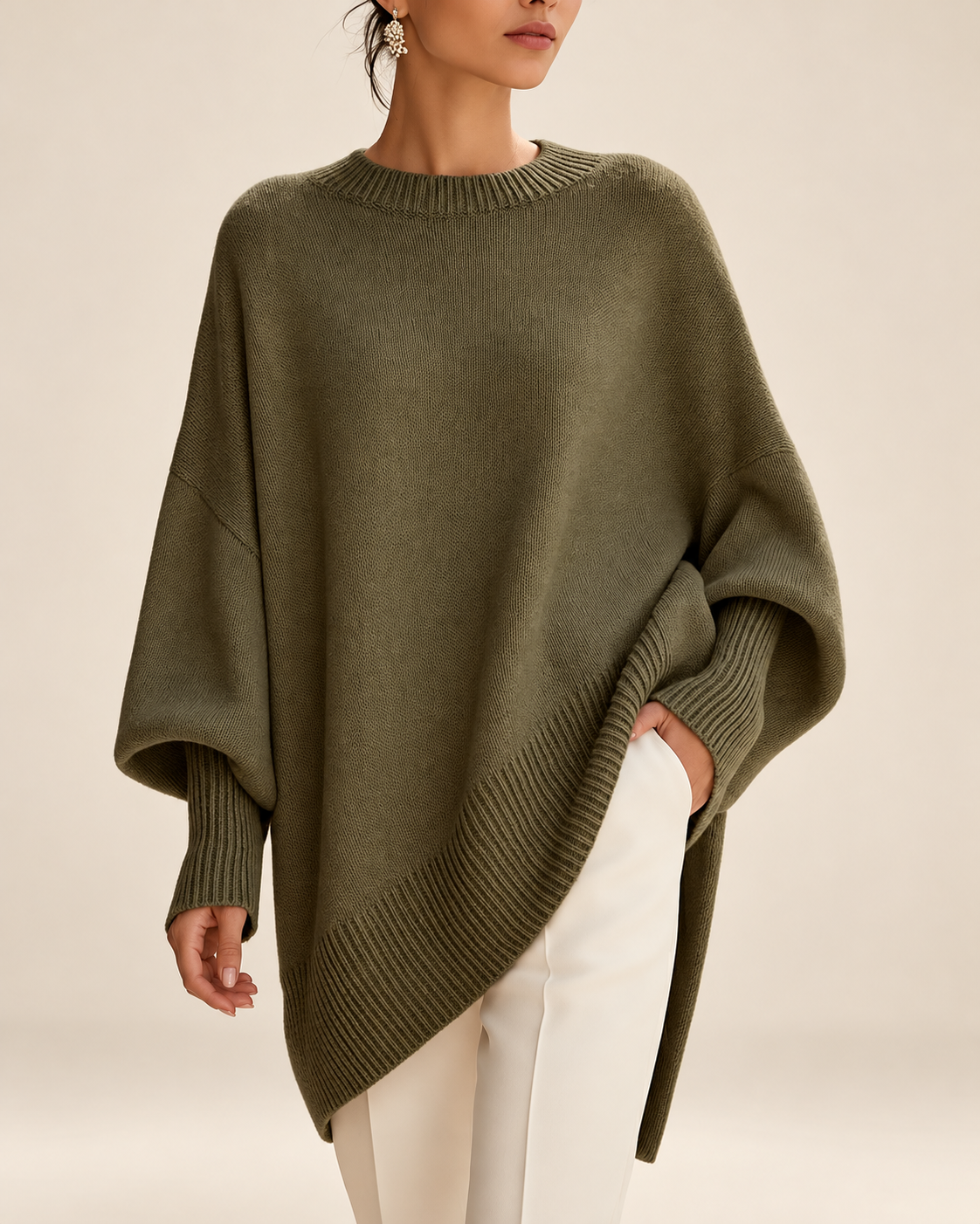 Jennifer jersey oversize verde con drapeado en fondo beige minimalista