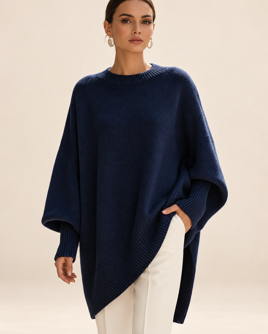 Jennifer jersey oversize azul marino con drapeado en fondo beige minimalista