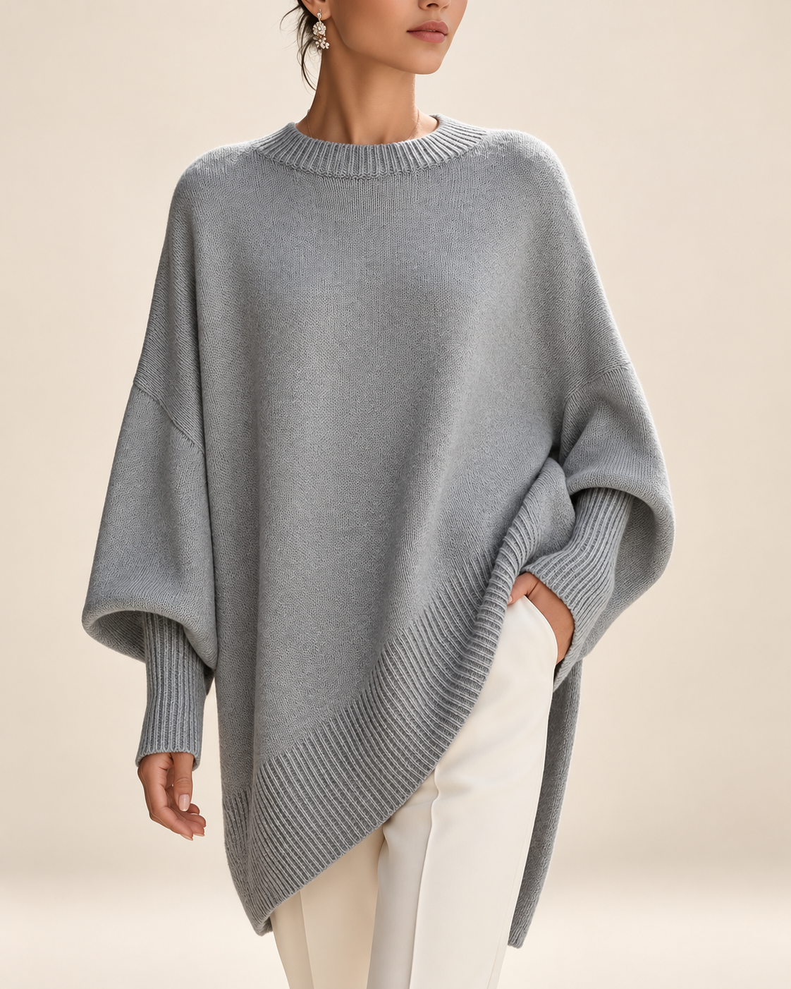 Jennifer jersey oversize gris con drapeado en fondo beige minimalista