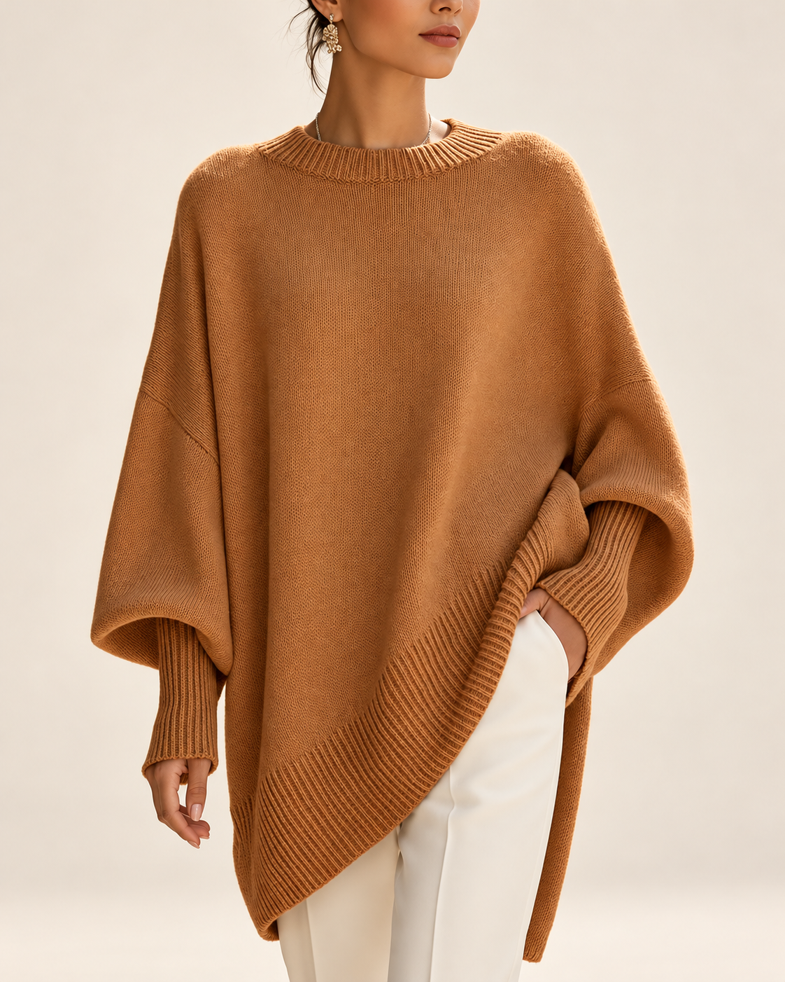 Jennifer jersey oversize marrón con drapeado en fondo beige minimalista
