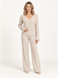 Kathy conjunto beige de punto de dos piezas en modelo rubia sobre fondo minimalista