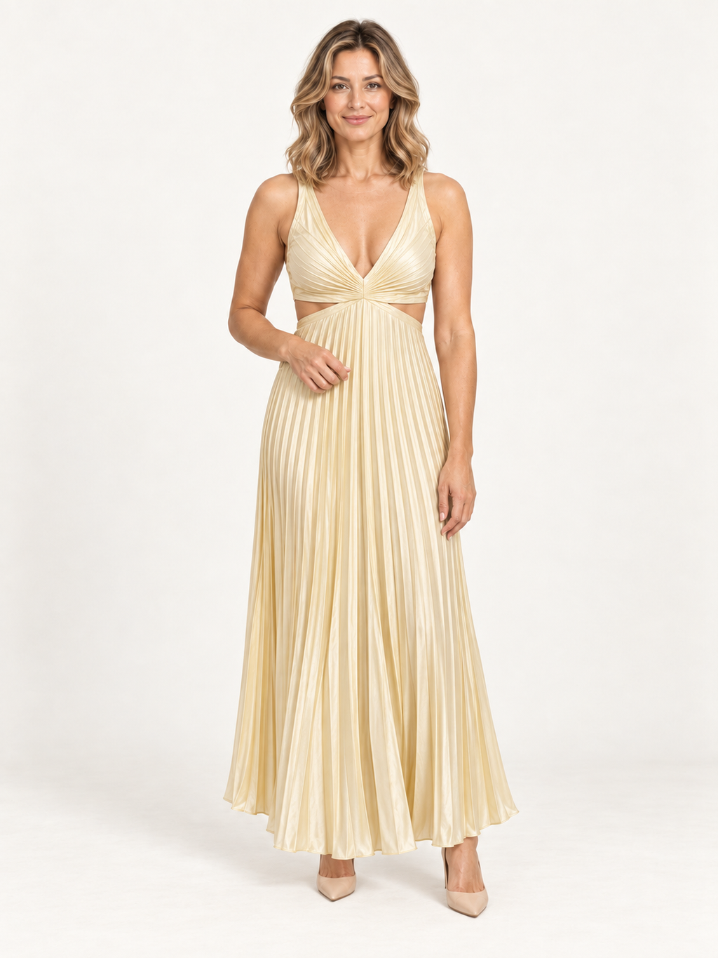 Laia vestido largo plisado dorado en modelo rubia sobre fondo minimalista