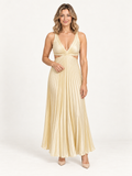 Laia vestido largo plisado dorado en modelo rubia sobre fondo minimalista
