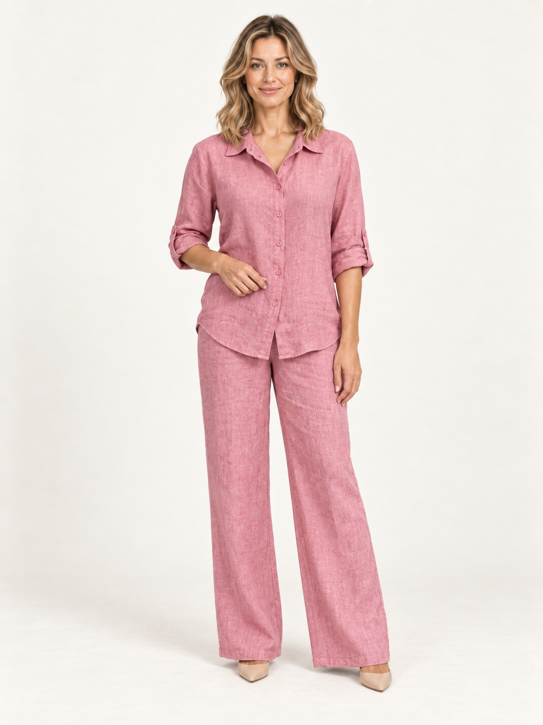 Lara conjunto rosa de camisa y pantalón en modelo rubia sobre fondo minimalista
