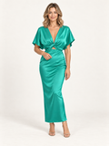 Mernes vestido verde satinado con modelo rubia sobre fondo minimalista