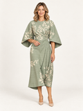 Palma – vestido verde estampado, portada premium con modelo rubia