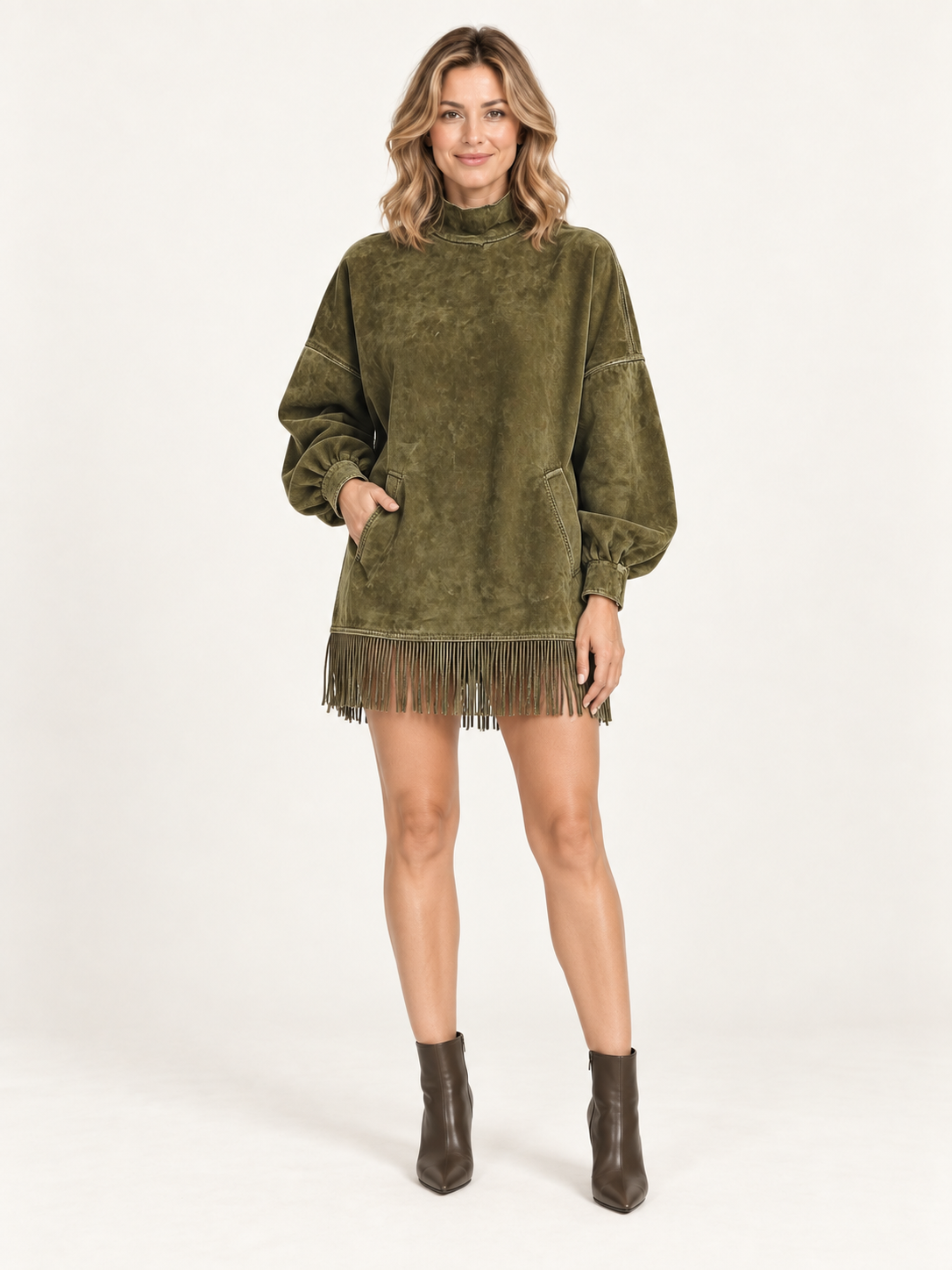Sheri – vestido verde con flecos, portada premium con modelo rubia