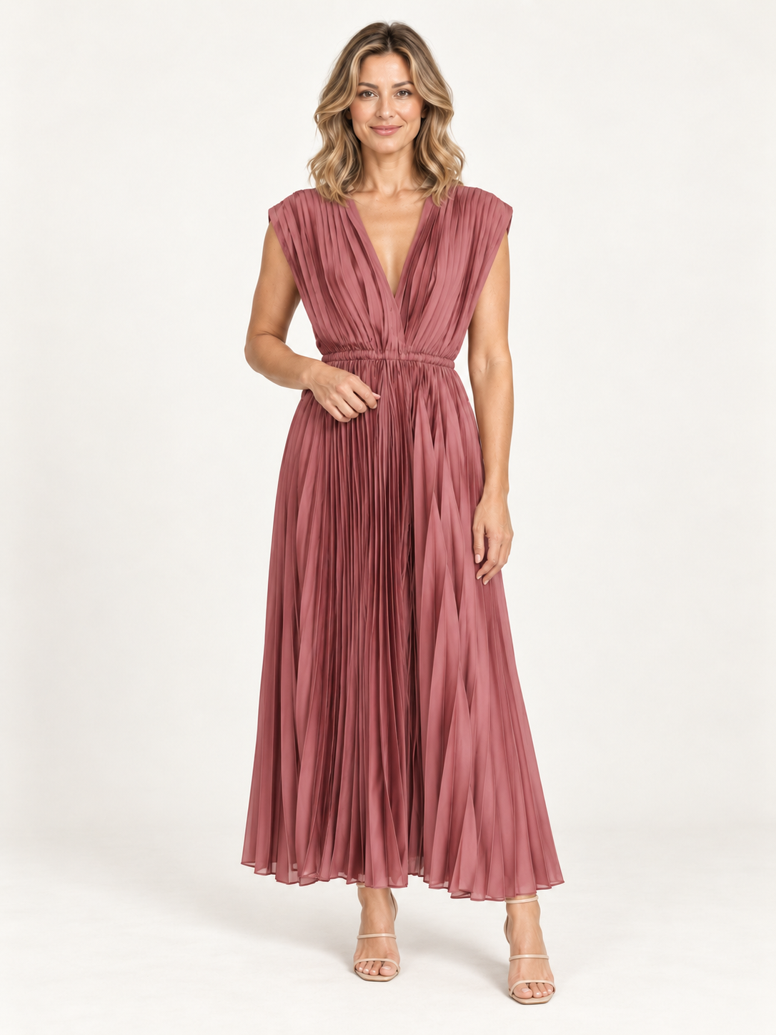 Violeta vestido plisado rosa en modelo rubia sobre fondo minimalista