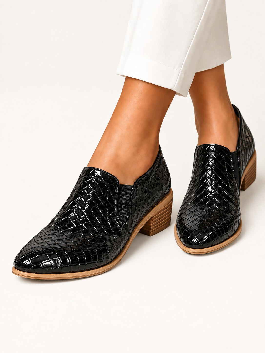Zavira | Zapatos de Charol con Tacón Medio en estudio premium - Ana Ruiz